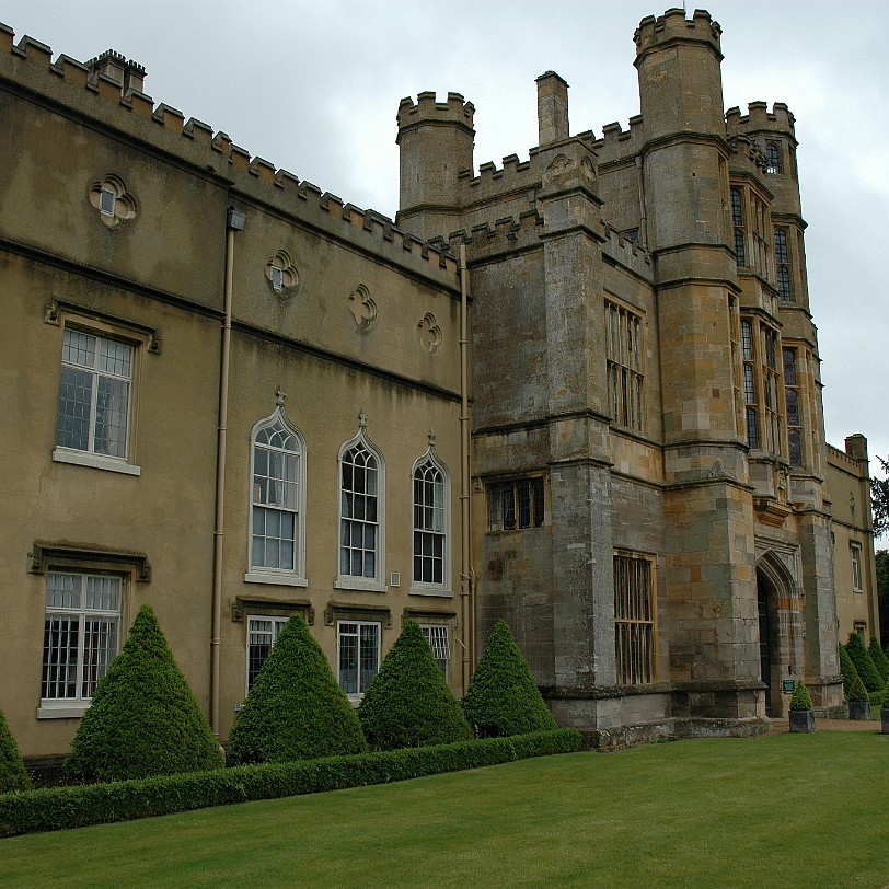 [D-1134] Coughton Court is one of England's finest Tudor houses. Home of the Throckmorton family since 1409, the house has fine collections of furniture, porcelain and...
